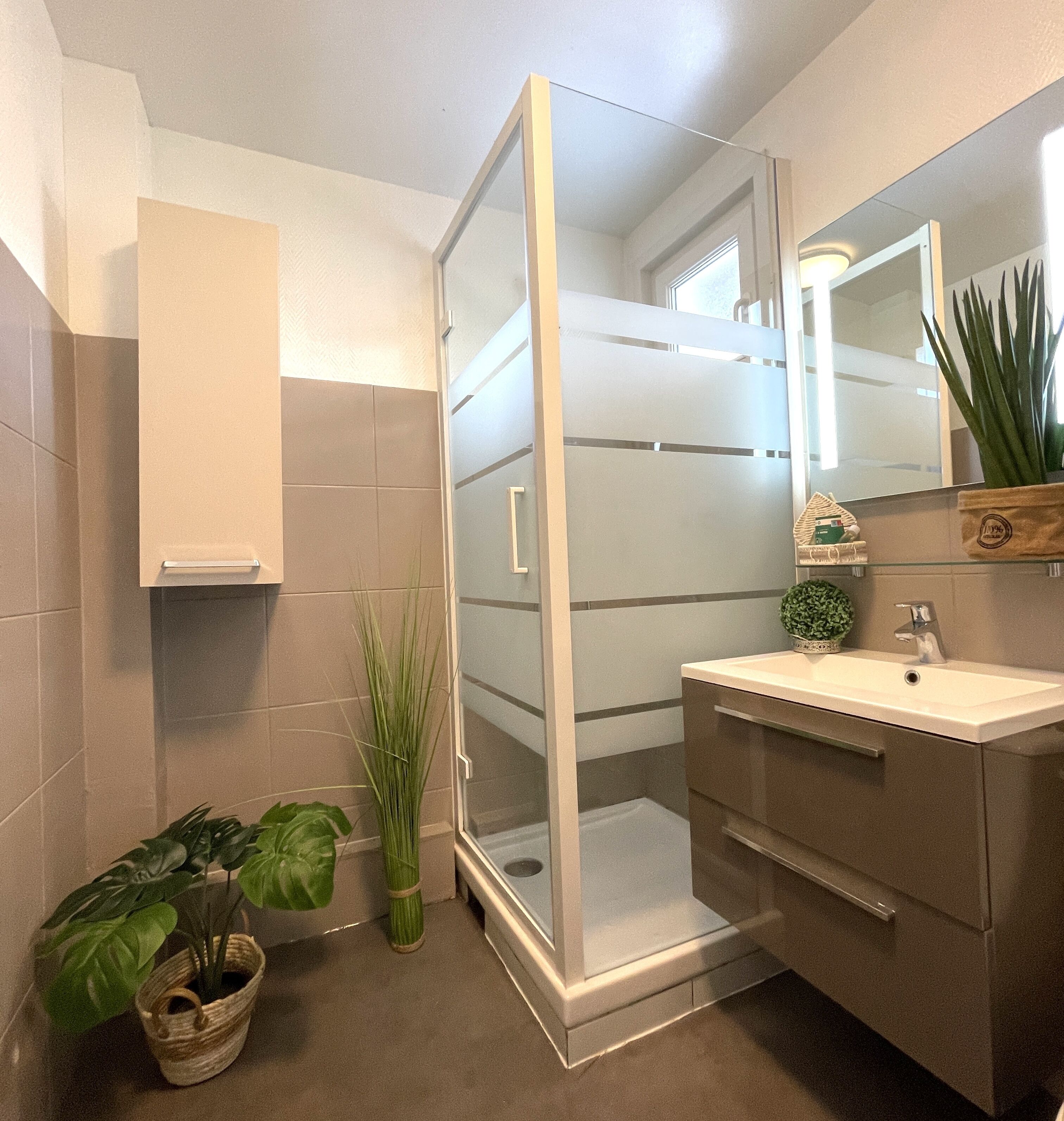 superior apartment, 1 bedroom | bathroom | shower, towels