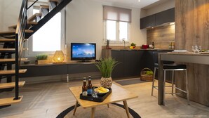 Een moderne keuken met een houten kookeiland, een eethoek met een houten tafel, en een trap.
