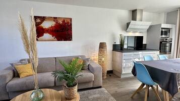 Appartement Supérieur, 2 chambres | Coin séjour | Télévision à écran plat de 50 cm avec chaßnes par cùble, télévision