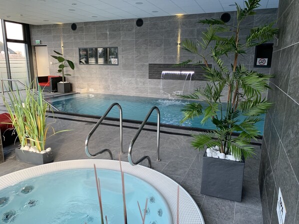 Kolam renang tertutup 