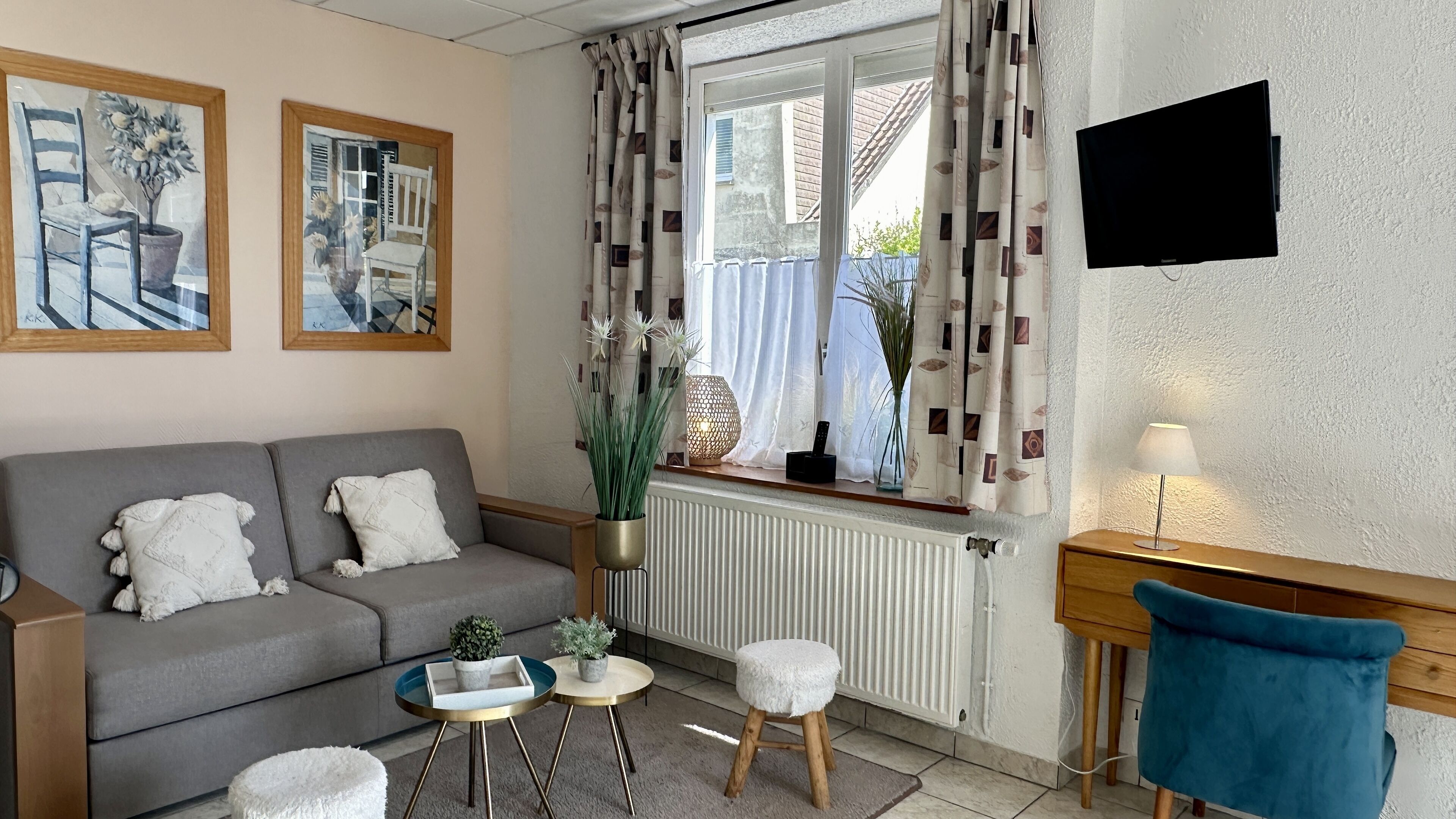 superior studio | living area | 50-cm flat-screen tv with cable channels, tv