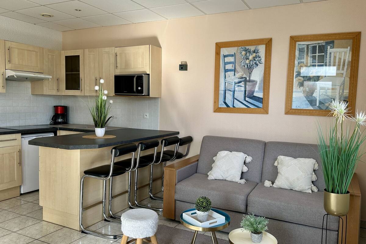 superior studio | living area | 50-cm flat-screen tv with cable channels, tv