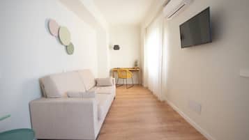 Premium Room | 1 bedroom, down comforters, in-room safe, desk