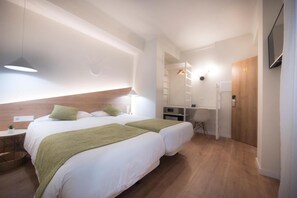 Habitación doble | Edredones de plumas, caja fuerte, escritorio