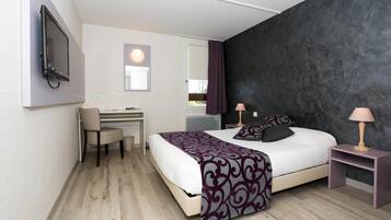 Une chambre à coucher moderne, avec un lit, un bureau, une chaise et des lampes de chevet.