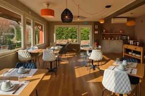 Tägliches Frühstücksbuffet (11 EUR pro Person)