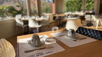 Tägliches Frühstücksbuffet gegen Gebühr