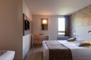 Quarto triplo conforto | Roupas de cama premium, escrivaninha, cortinas blackout