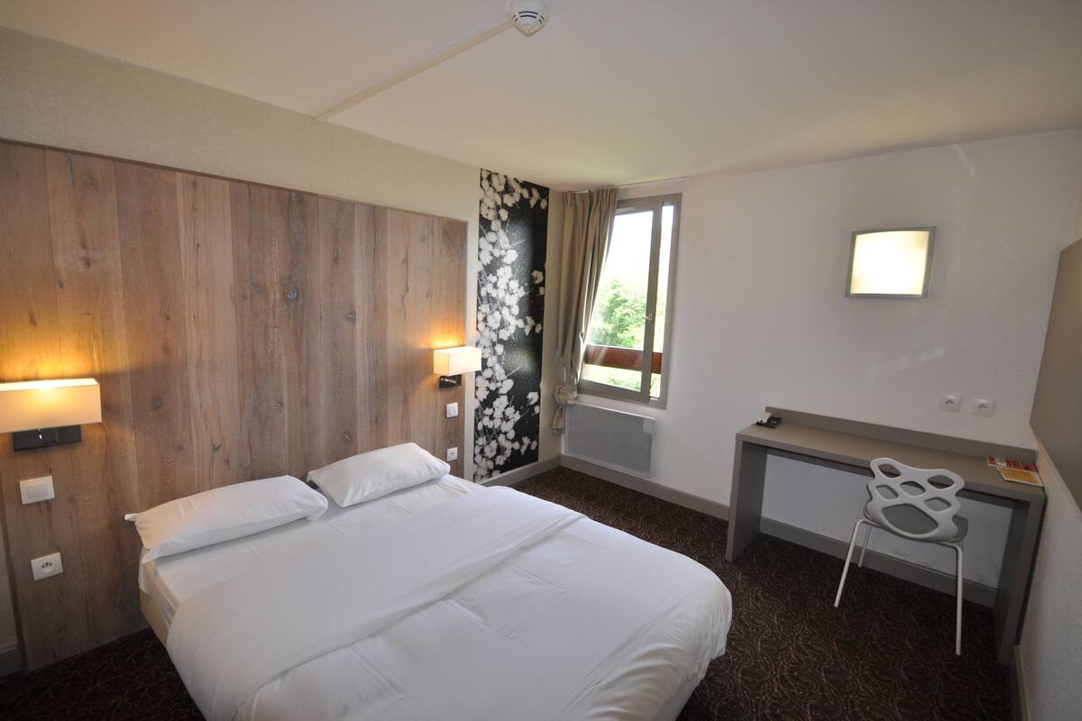 Premium bedding, desk, blackout curtains