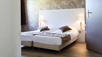 Luxe beddengoed, een bureau, verduisterende gordijnen