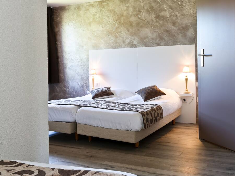 Ropa de cama de alta calidad, escritorio, cortinas opacas