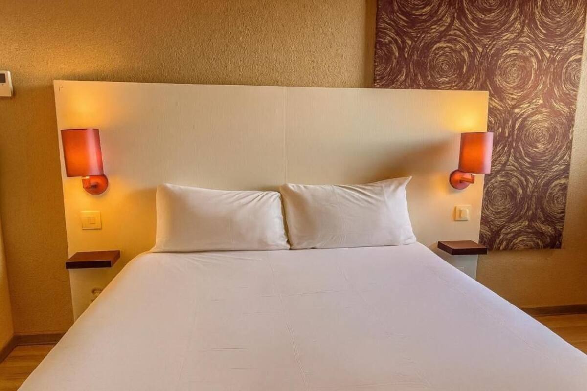 Premium bedding, desk, blackout curtains