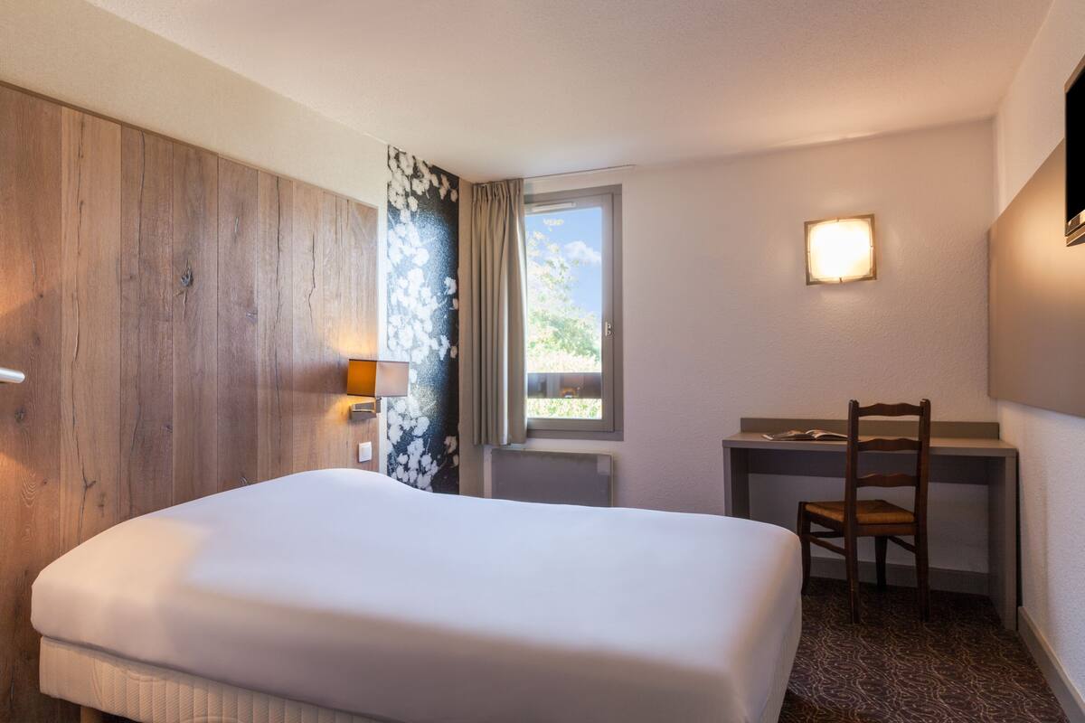 Premium bedding, desk, blackout curtains