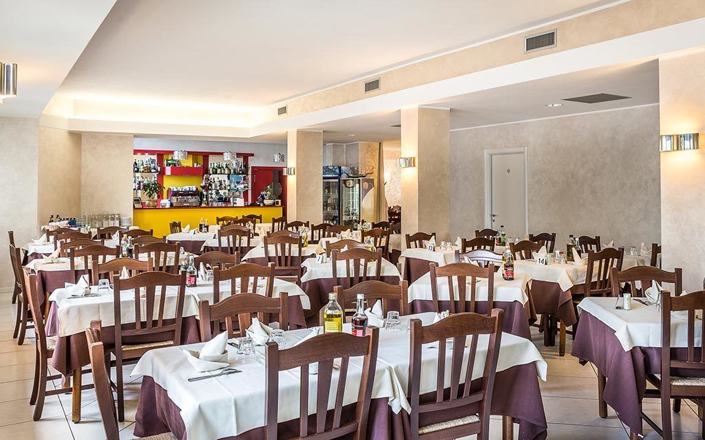 早餐，供應午餐和晚餐