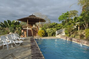Outdoor pool, pool umbrellas, sun loungers - Happy Hill Hostel (Manglaralto)