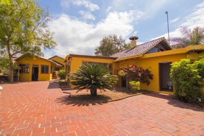 Exterior - Happy Hill Hostel (Manglaralto)