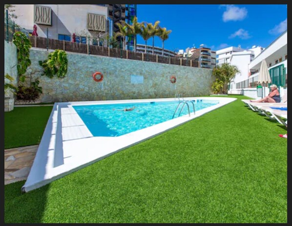 Outdoor pool, pool umbrellas, sun loungers