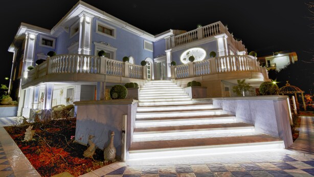 Front of property – evening/night - B&B La Maison Degli Angeli (Desenzano del Garda)