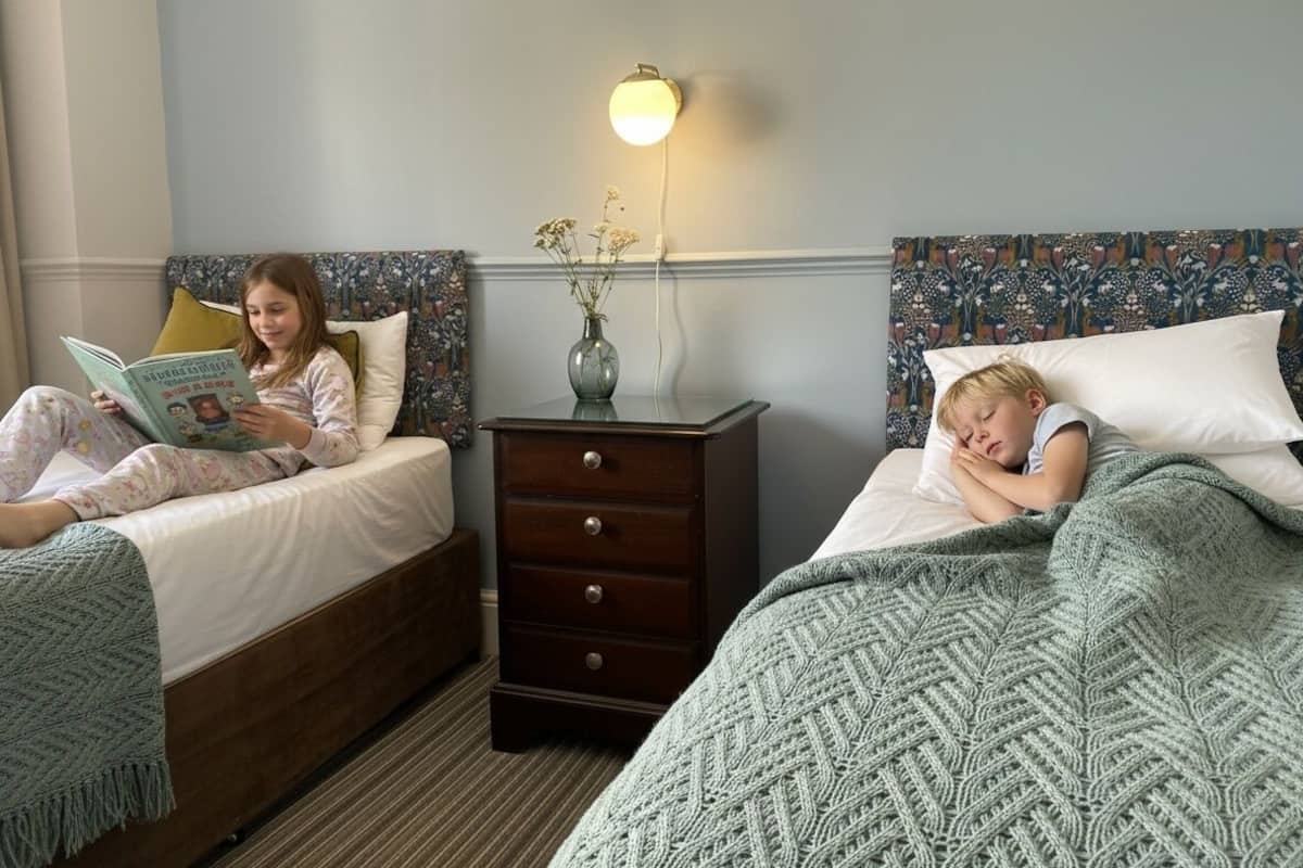 Quarto duplo standard | Escrivaninha, espaço de trabalho para notebook