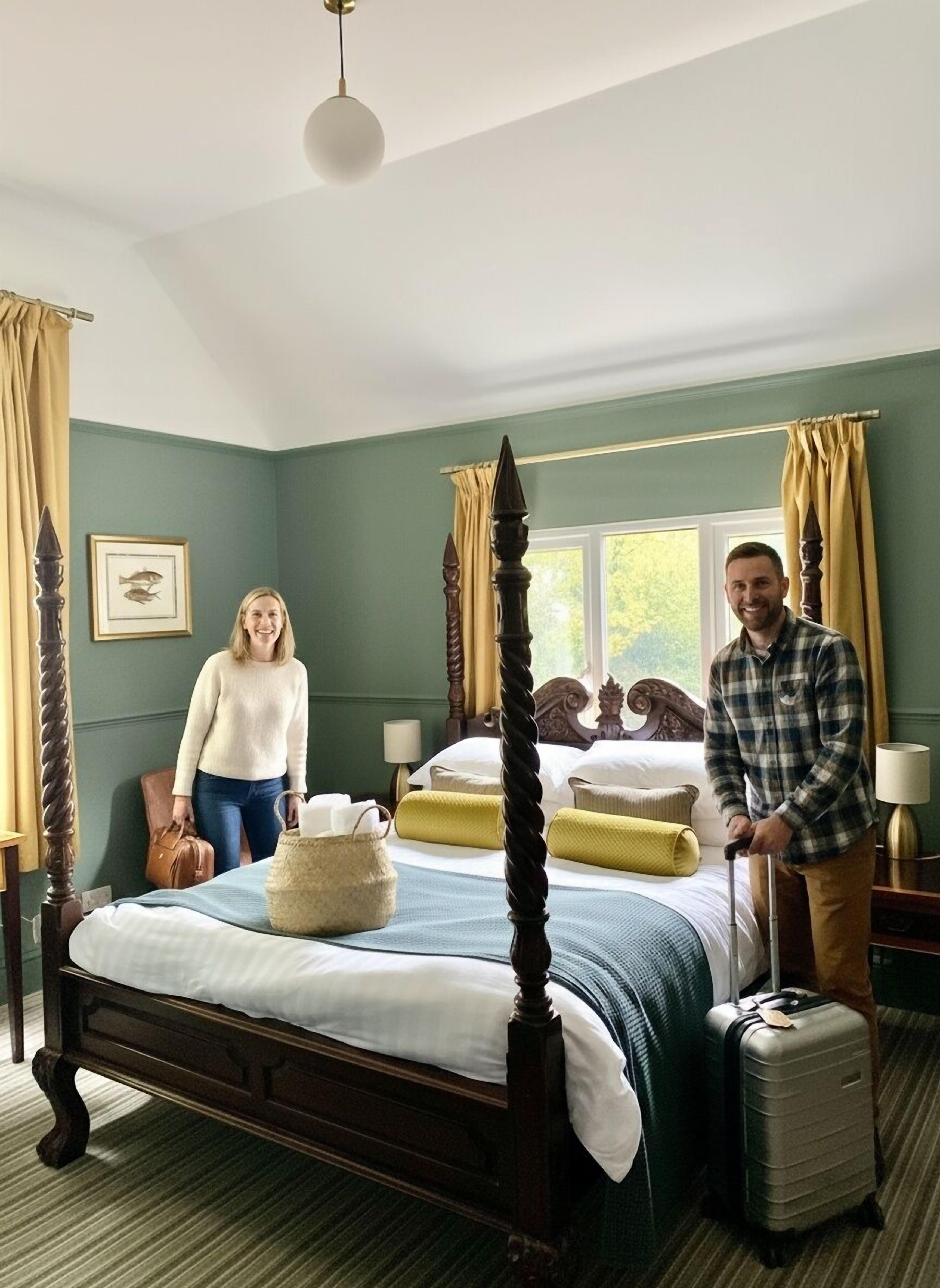 Deluxe Room, 1 Queen Bed | Desk, laptop workspace, iron/ironing board, free WiFi