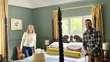 Deluxe Room, 1 Queen Bed | Desk, laptop workspace, iron/ironing board, free WiFi