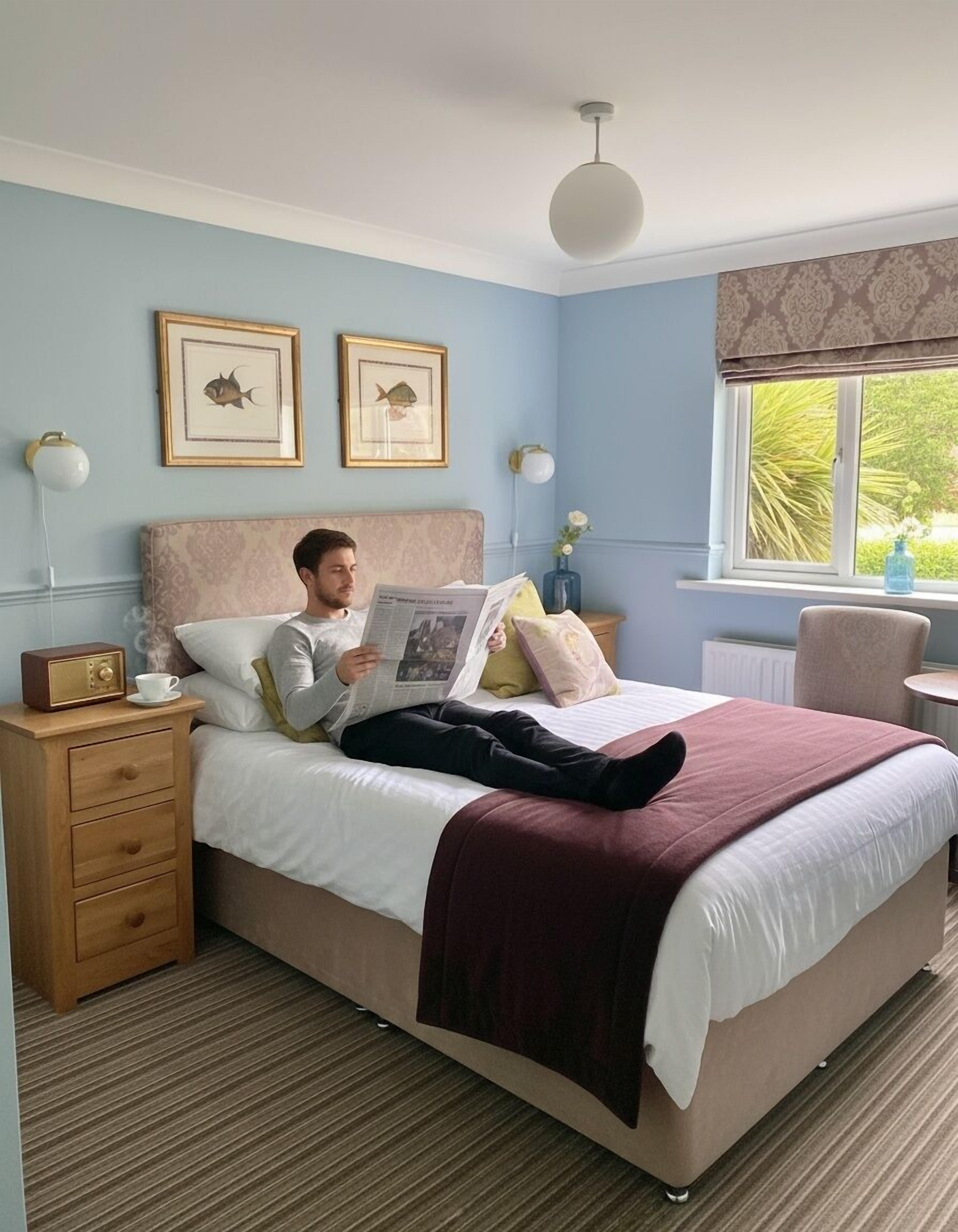 Executive Room, 1 Queen Bed | Desk, laptop workspace, iron/ironing board, free WiFi