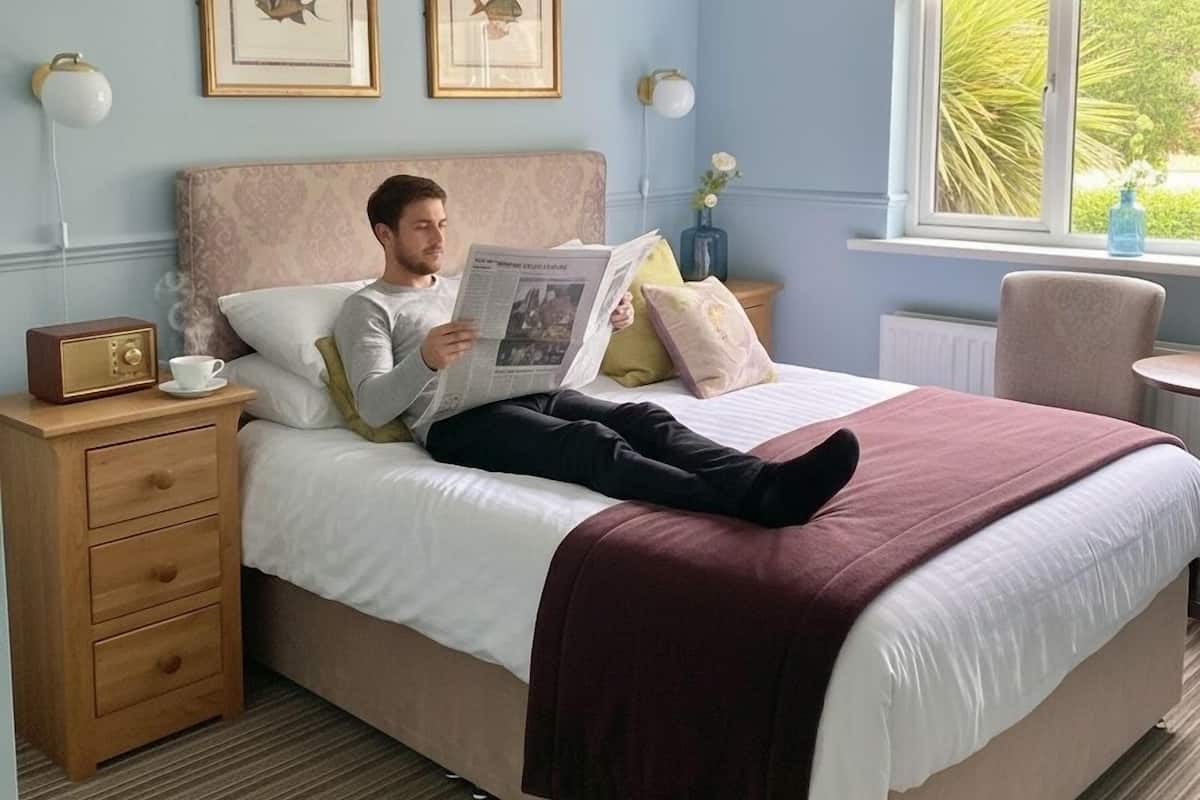 Quarto executivo, 1 cama Queen | Escrivaninha, espaço de trabalho para notebook