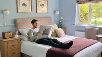 Executive Room, 1 Queen Bed | Desk, laptop workspace, iron/ironing board, free WiFi