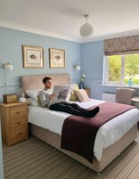 Executive Room, 1 Queen Bed | Desk, laptop workspace, iron/ironing board, free WiFi