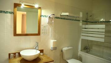 Family Quadruple Room | Bathroom | Hair dryer, towels