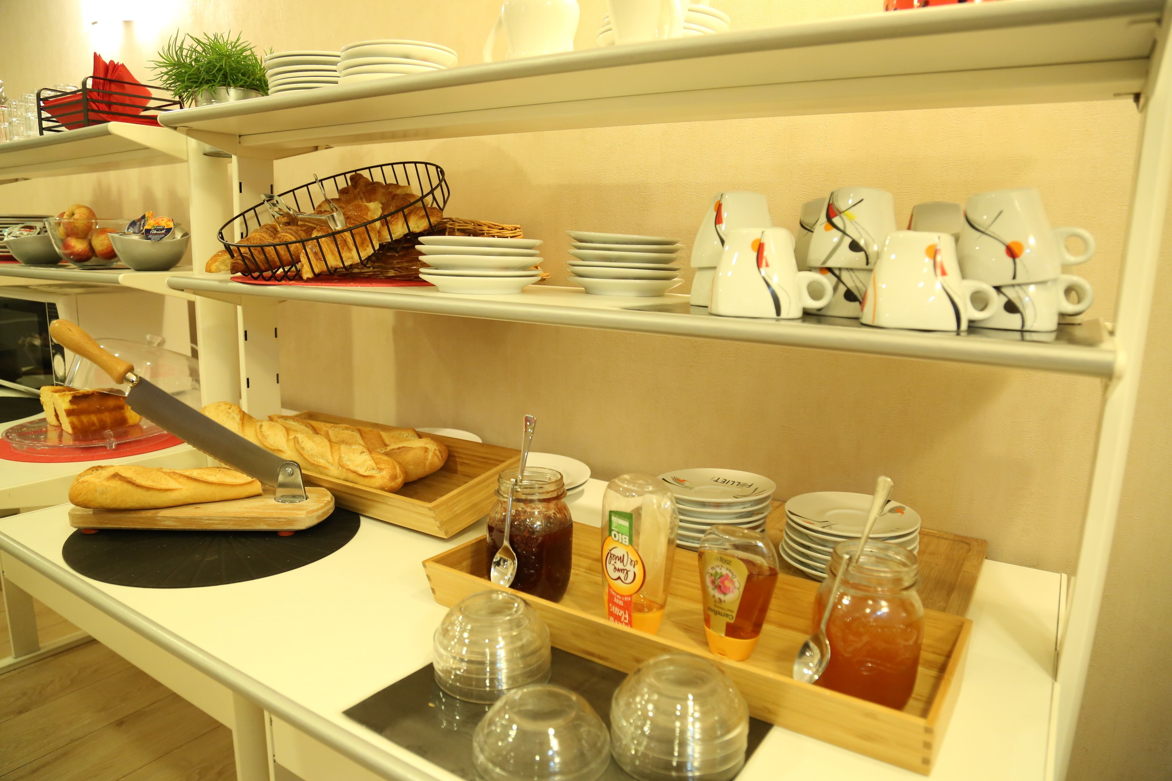 Petit déjeuner buffet (7 EUR par personne)