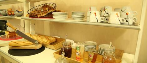 Petit déjeuner buffet (7 EUR par personne)