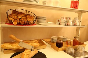 Petit déjeuner buffet servi tous les jours en supplément