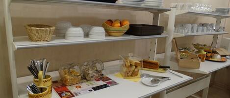 Petit déjeuner buffet (7 EUR par personne)