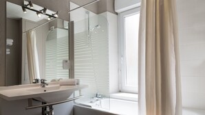 Habitación cuádruple familiar | Baño | Secadora de cabello y toallas