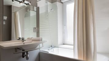 ファミリー 4 人部屋 | バスルーム | ヘアドライヤー、タオル