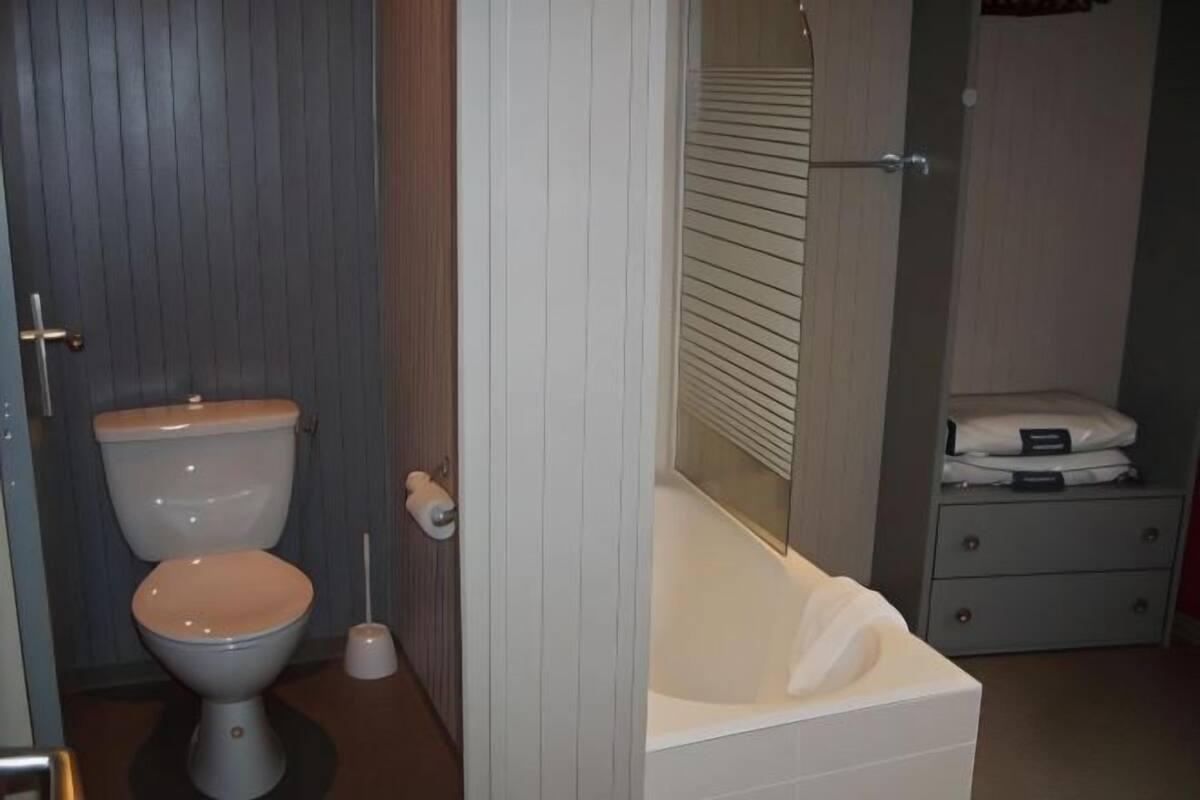 Badkamer | Een haardroger, handdoeken