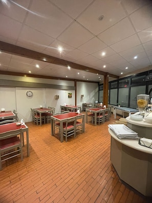 Tägliches kontinentales Frühstück (9 EUR pro Person)