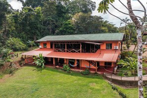 Front of property - La Laguna del Lagarto Eco-Lodge (Pital)