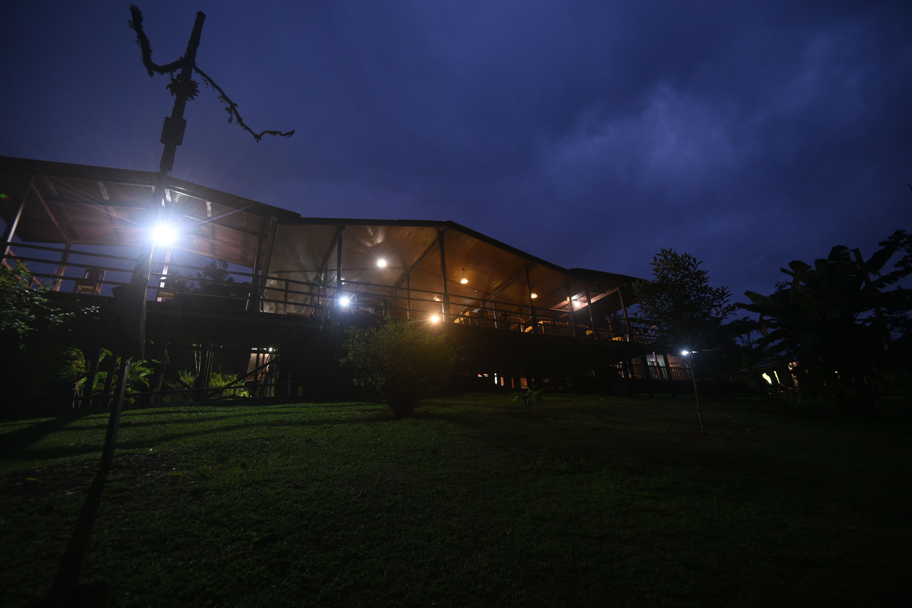 Voorkant accommodatie - avond/nacht