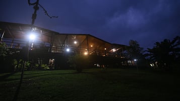 Bagian depan properti - sore/malam