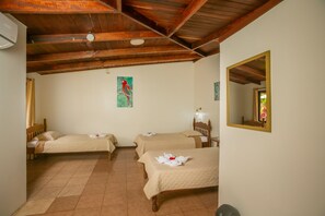 In-room safe, desk, bed sheets - La Laguna del Lagarto Eco-Lodge (Pital)