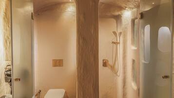 Un baño con bañera, inodoro y zona de ducha.
