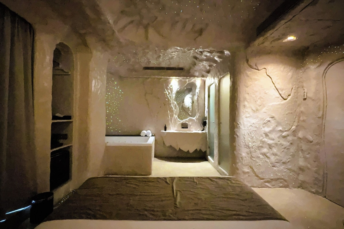 Jugnu Room with Grand Jacuzzi | 1 bedroom, Egyptian cotton sheets, premium bedding, pillowtop beds