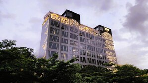 Un bâtiment moderne doté d’une façade originale, ornée de motifs lumineux.