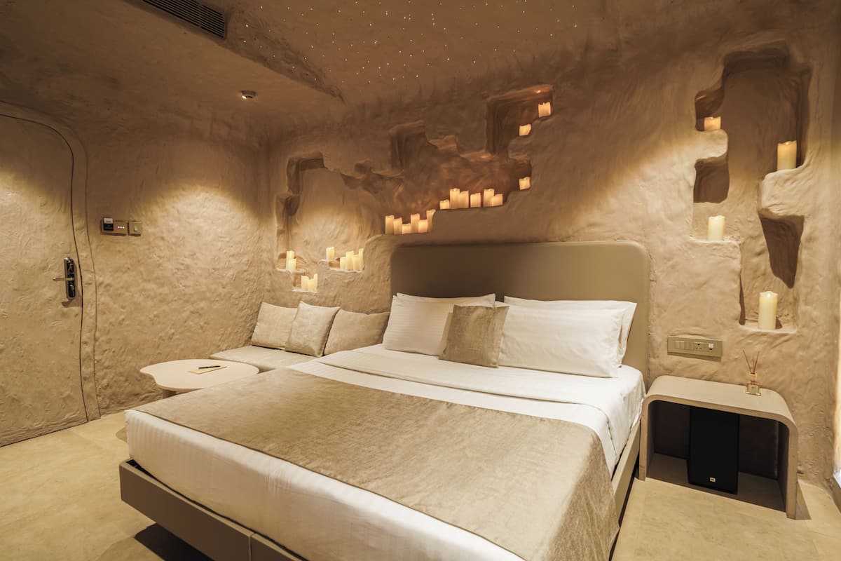 Cave Room with Grand Jacuzzi | 1 bedroom, Egyptian cotton sheets, premium bedding, pillowtop beds