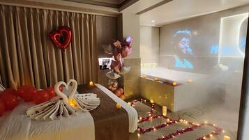 Premium Room with Grand Bathtub | 1 bedroom, Egyptian cotton sheets, premium bedding, pillow-top beds