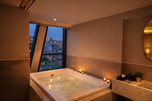 Habitació doble de luxe | Bany | Articles de tocador gratuïts, assecador de cabells, tovalloles i sabó 