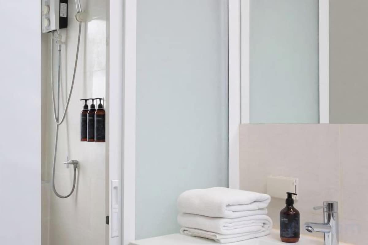 Bathroom | Shower, rainfall showerhead, free toiletries, hair dryer (on request)