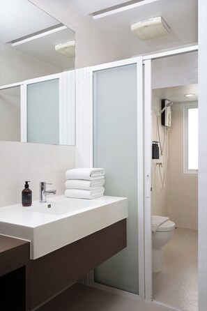 Shower, rainfall showerhead, free toiletries, hair dryer